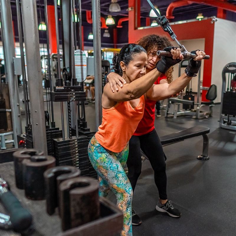 Gimnasio en Bayamón Westside Fitness Club con equipo y área de entrenamiento