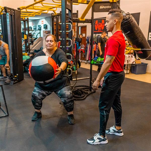 Gimnasio en Caguas Westside Fitness Club con área de entrenamiento y máquinas